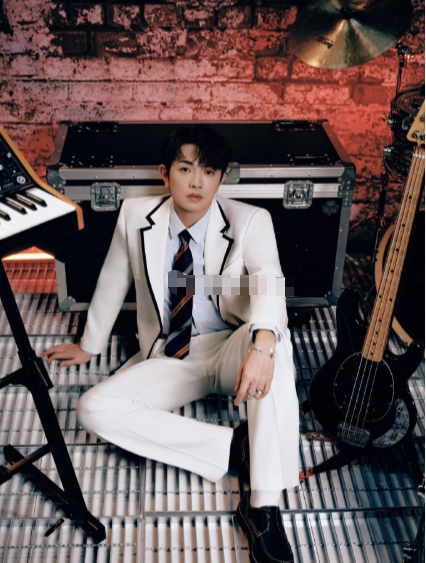 从音乐人到画面主人公，颜人中转换得很成功。这组写真不仅好看，更有种内在张力，让人