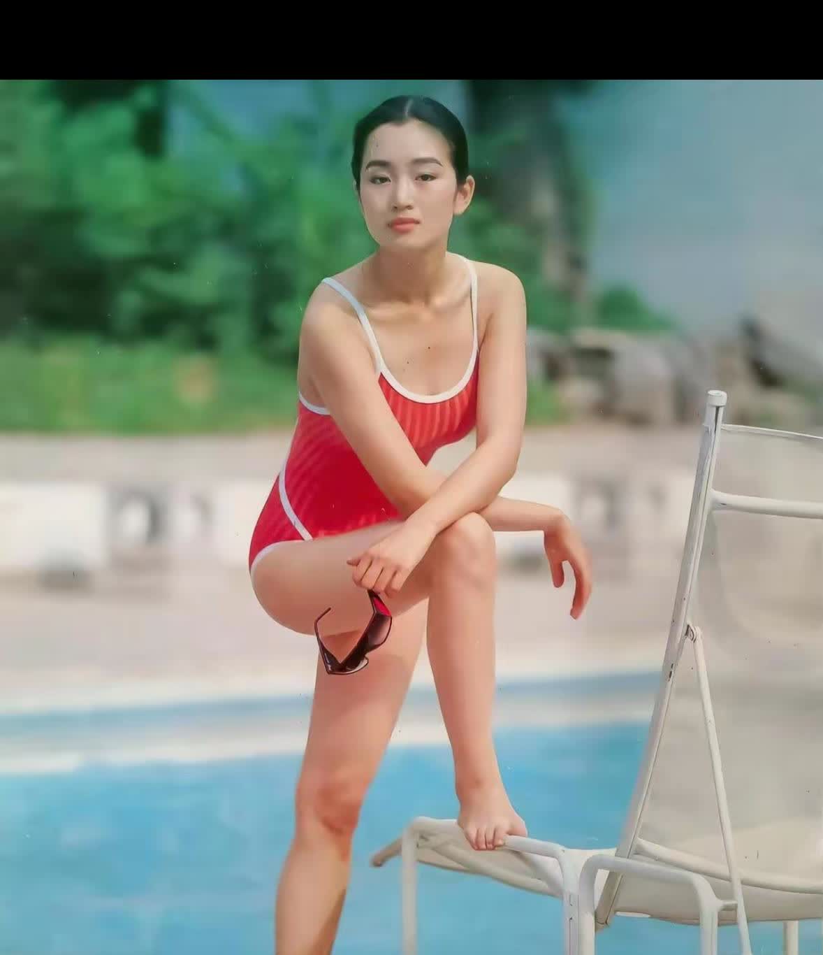 当年巩俐不平凡，
举手投足明星范。
一代新人换旧人，
您续[比心][比心]