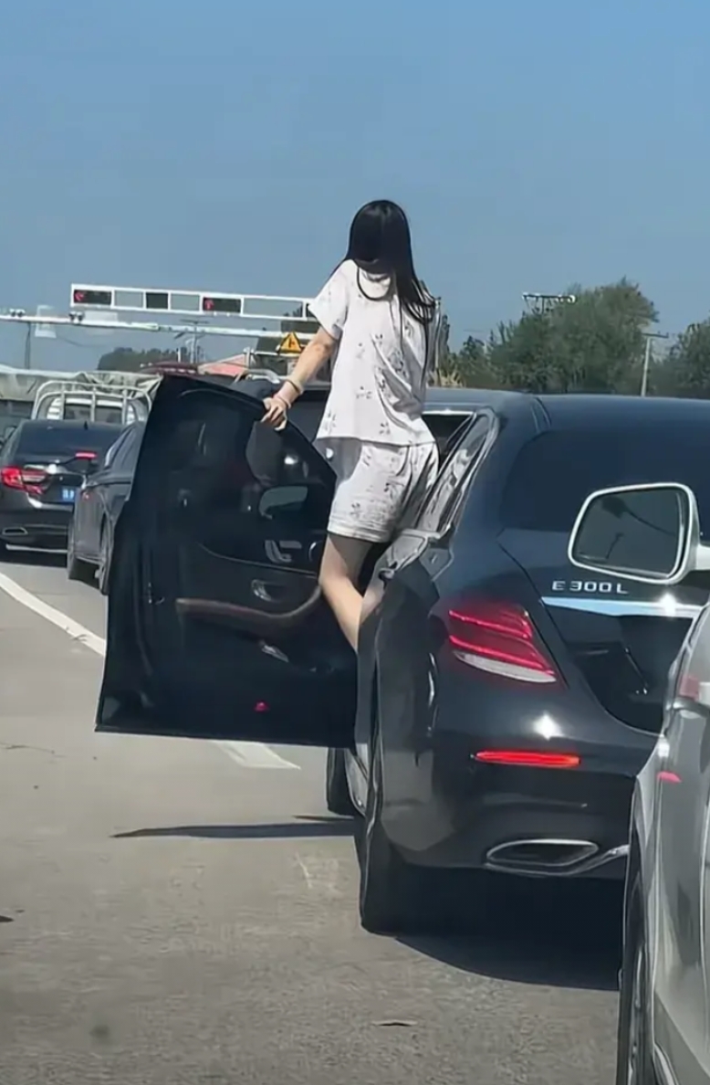 究竟什么样的工作才能开上这么好的车。