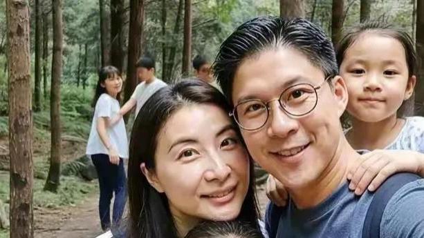 郭晶晶霍启刚携两千金踏青，女儿像爸像妈引热议！