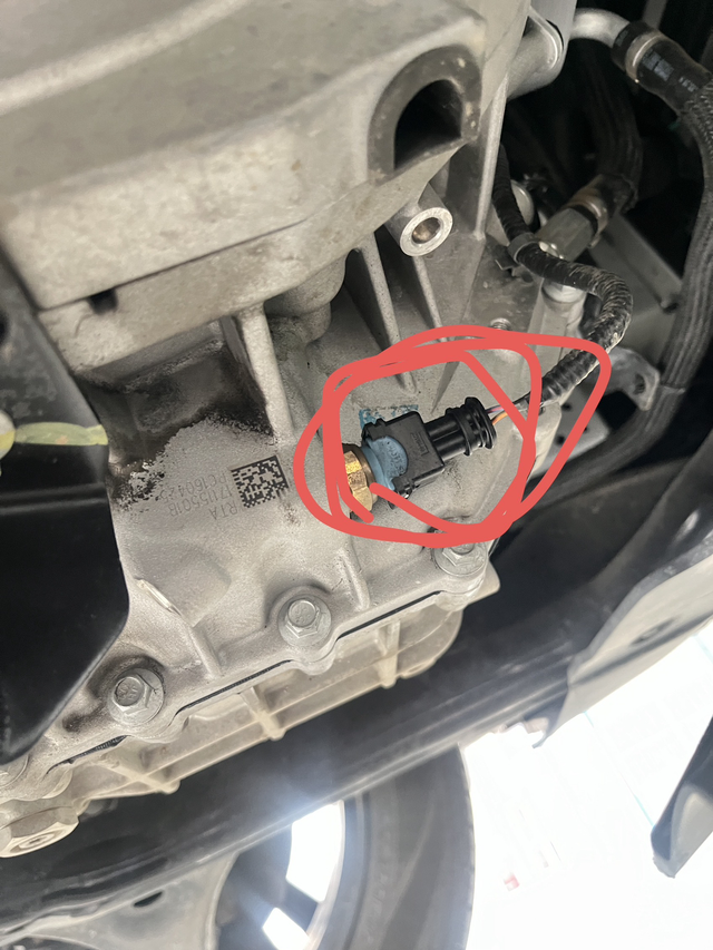 23款移动Plus变速箱下面的插头渗油
本人23款逸动，今天去保养车抬起来看变速