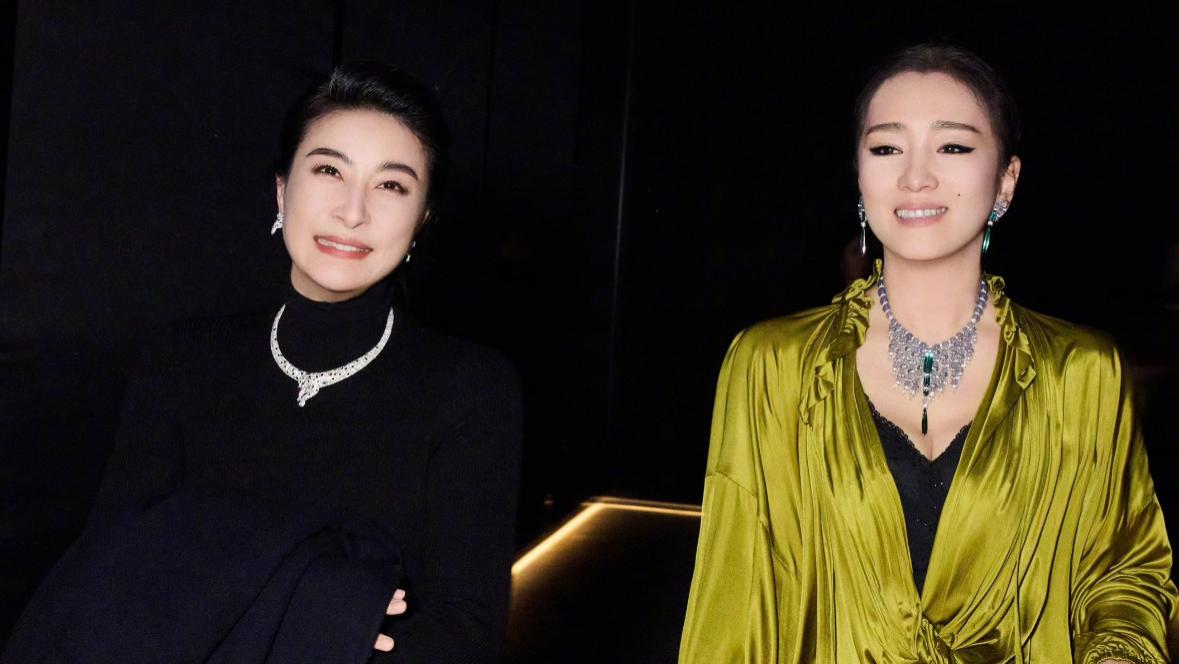 45岁郭晶晶现状真好，穿针织裙挺时髦，一副富态相丝毫不输巩俐