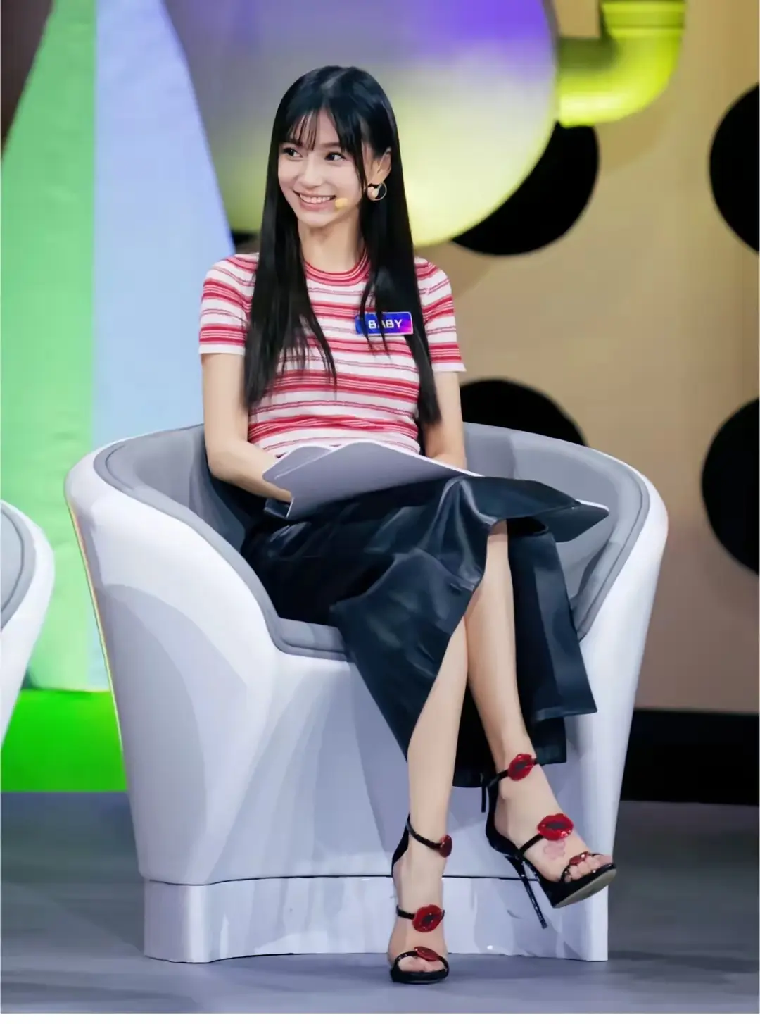 杨颖，鞋上的红唇，比脚上的梅花更抢镜。