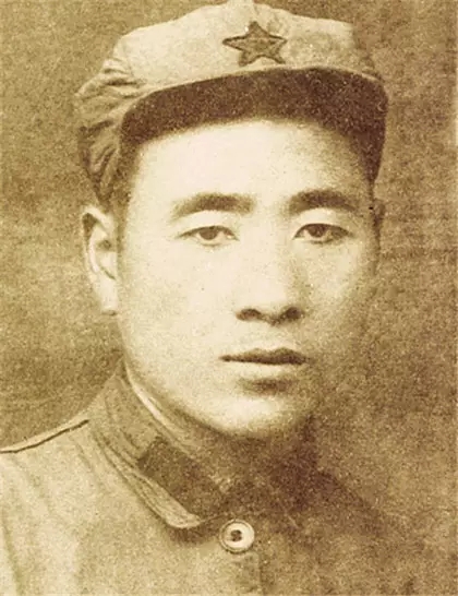 红军时期的林彪，一脸的英武之气，目光中透露着坚定，嘴唇紧闭显得刚毅，两道眉毛和帽