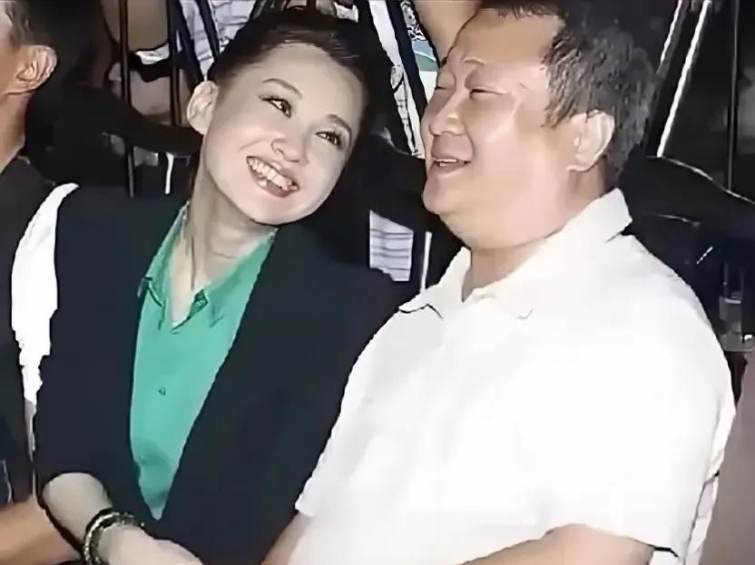 照片上的美女是谁呀？看着好面熟。她这笑容好美，可以用"温暖”、"明媚"来形容，这