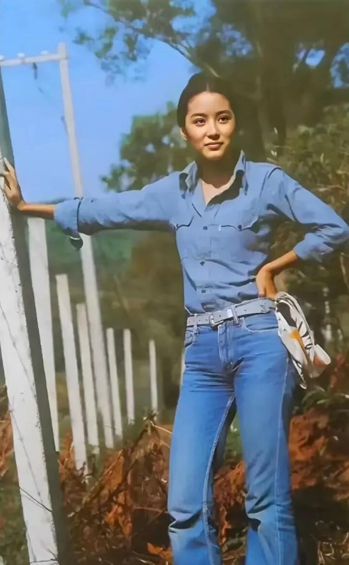 几十年难得一遇的美人，今日一见，果真是名不虚传。她的五官精致，是360度无死角的