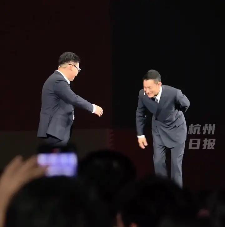 我敢打包票
不仅余承东没想到
刘德华的粉丝们恐怕也没预料到，刘德华居然那么谦逊。