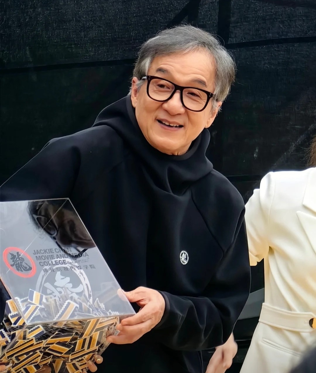 71岁成龙不再隐瞒，公开去世后留特殊礼物，病逝传闻早真相大白