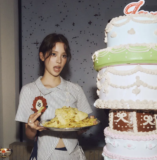 欧阳娜娜25岁生日照：麻花辫加持的少女感