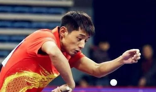 反手拧拉已成现代乒乓接发球标配技术，樊振东、王曼昱等新生代选手更将其作为核心武器