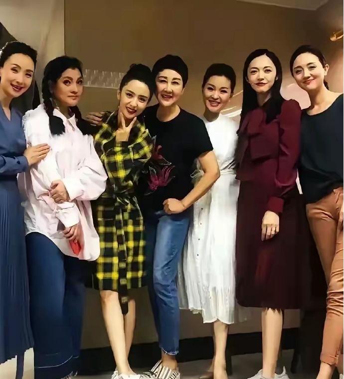 这是7位女演员的合影照，个人认为最漂亮的反倒是朱媛媛。

朱媛媛虽然站在靠边的位
