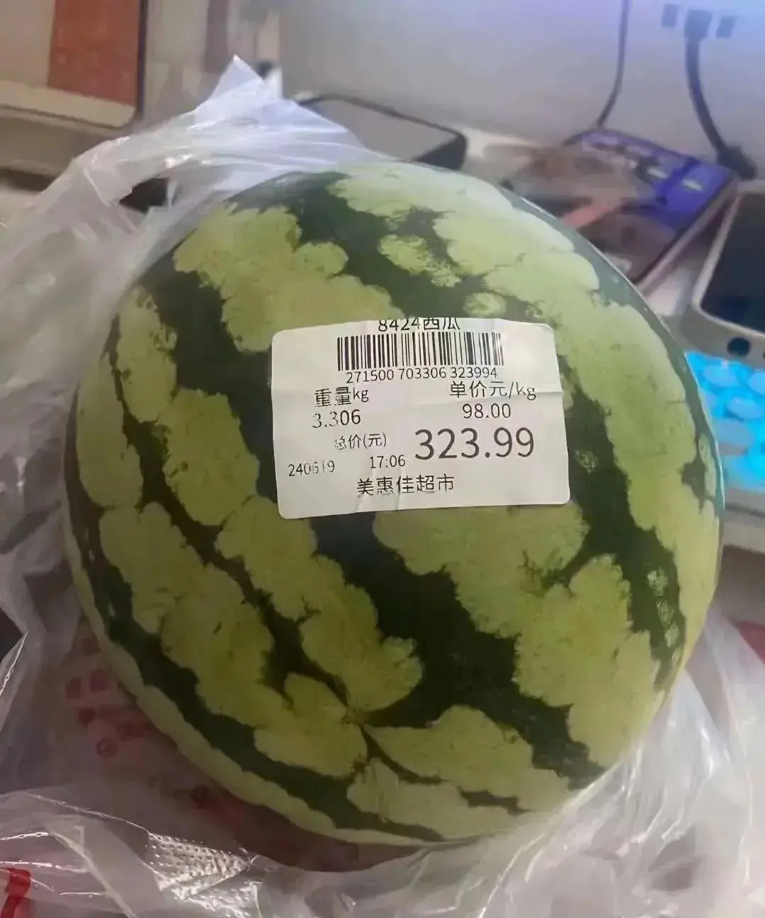 买了个西瓜，就想知道，这是什么西瓜，那么贵呢？