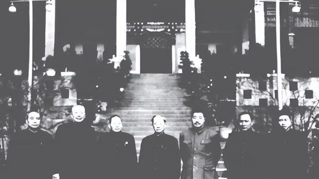 7位西南行政委员会副主席合影，贺龙没站C位，他们都是谁？