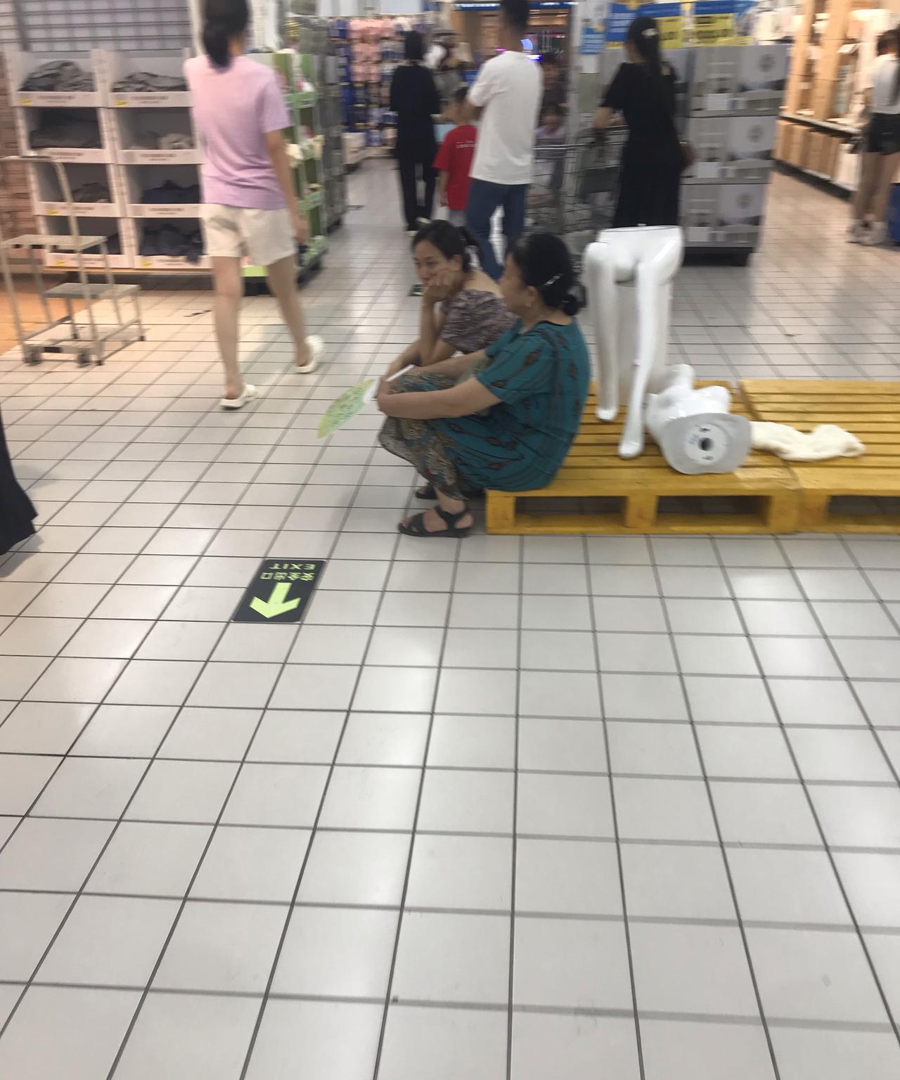 昨天去超市买东西，偶遇一堆大爷大妈在蹭空调，其实，这也不是第一次了。
甚至还有扎