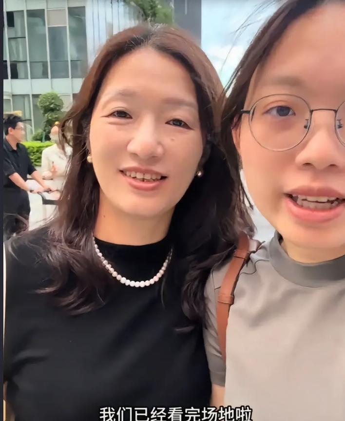 果然浩男妈妈要当老板了，成立工作室。
浩男大妹昨天发视频，就说明天她和妈妈要做一