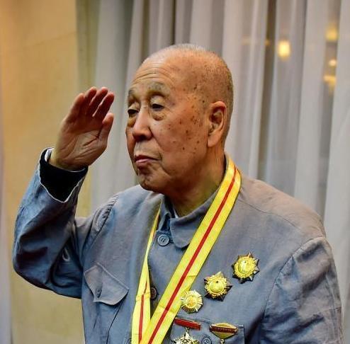 1943年，八路军营长受了重伤，治了1年，动了8次手术都没好，上级决定送他去延安