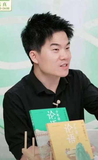 董宇辉瞬间反应过来，哦，原来你说的是他啊。
昨晚盼盼聊到了一个学生：“你还记得吗
