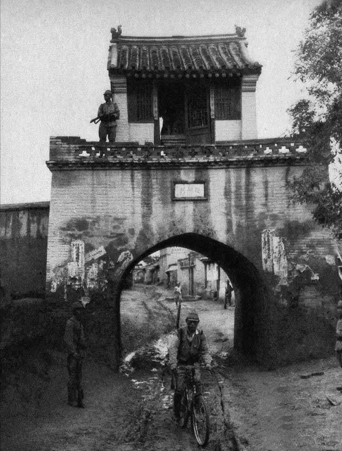 这是抗战时期，中国某沦陷区城门口站岗的日本哨兵，对于沦陷区的普通百姓来说，最恐怖