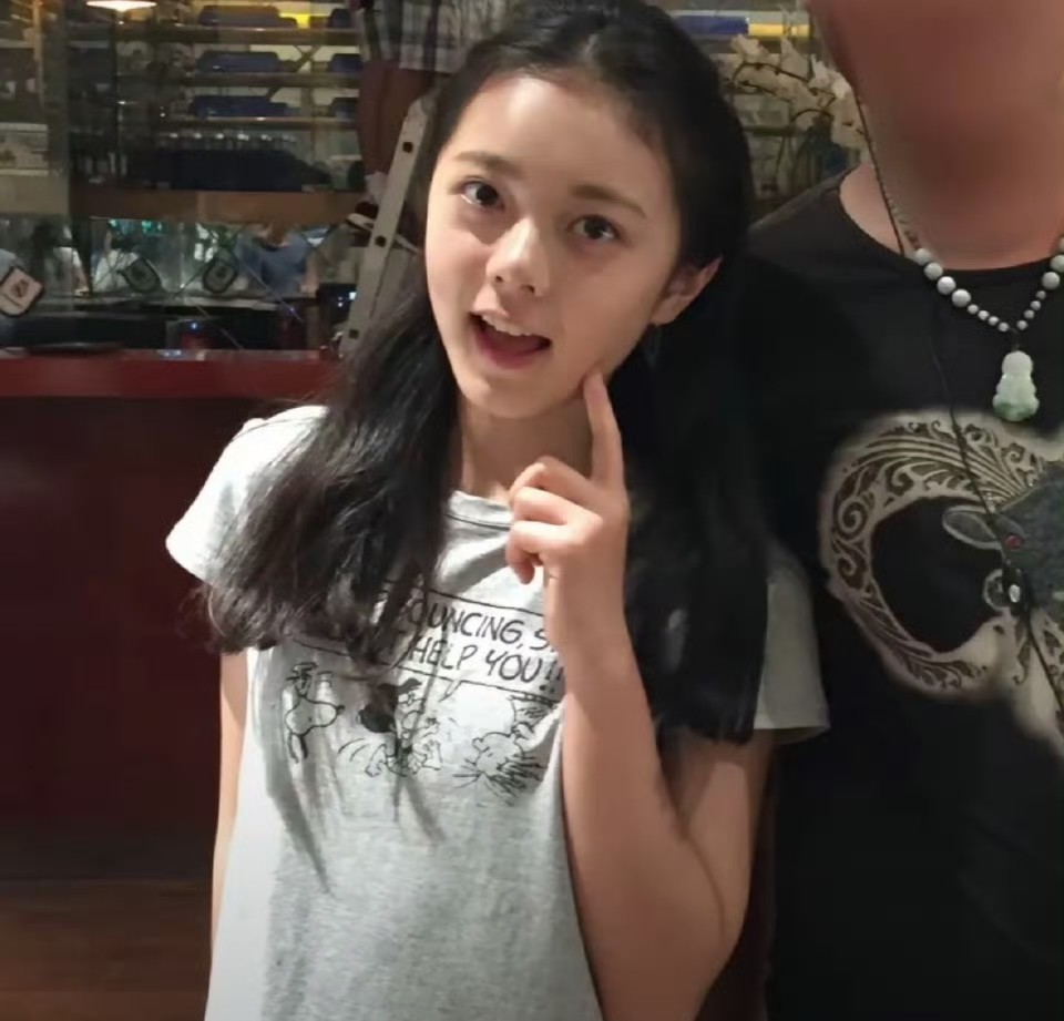 赵今麦这姑娘真是从小美到大，五官跟小时候一模一样，就是等比例放大了。看她最近的照