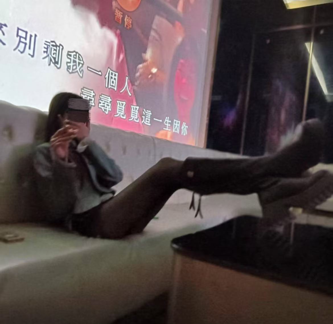 柳叶弯弯樱桃嘴还有一双大长腿，