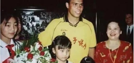 2003年，罗纳尔多到中国旅游，一位富婆对他说：“你陪我吃个饭，我给你30万美元