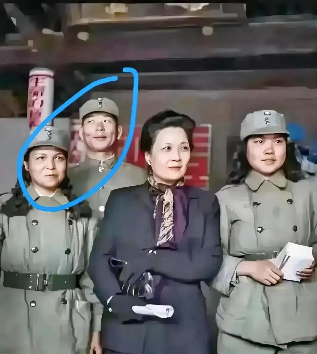 究竟是什么样的场景令他们如此“放肆”的？
这张照片非常有意思！
照片中有4个人，