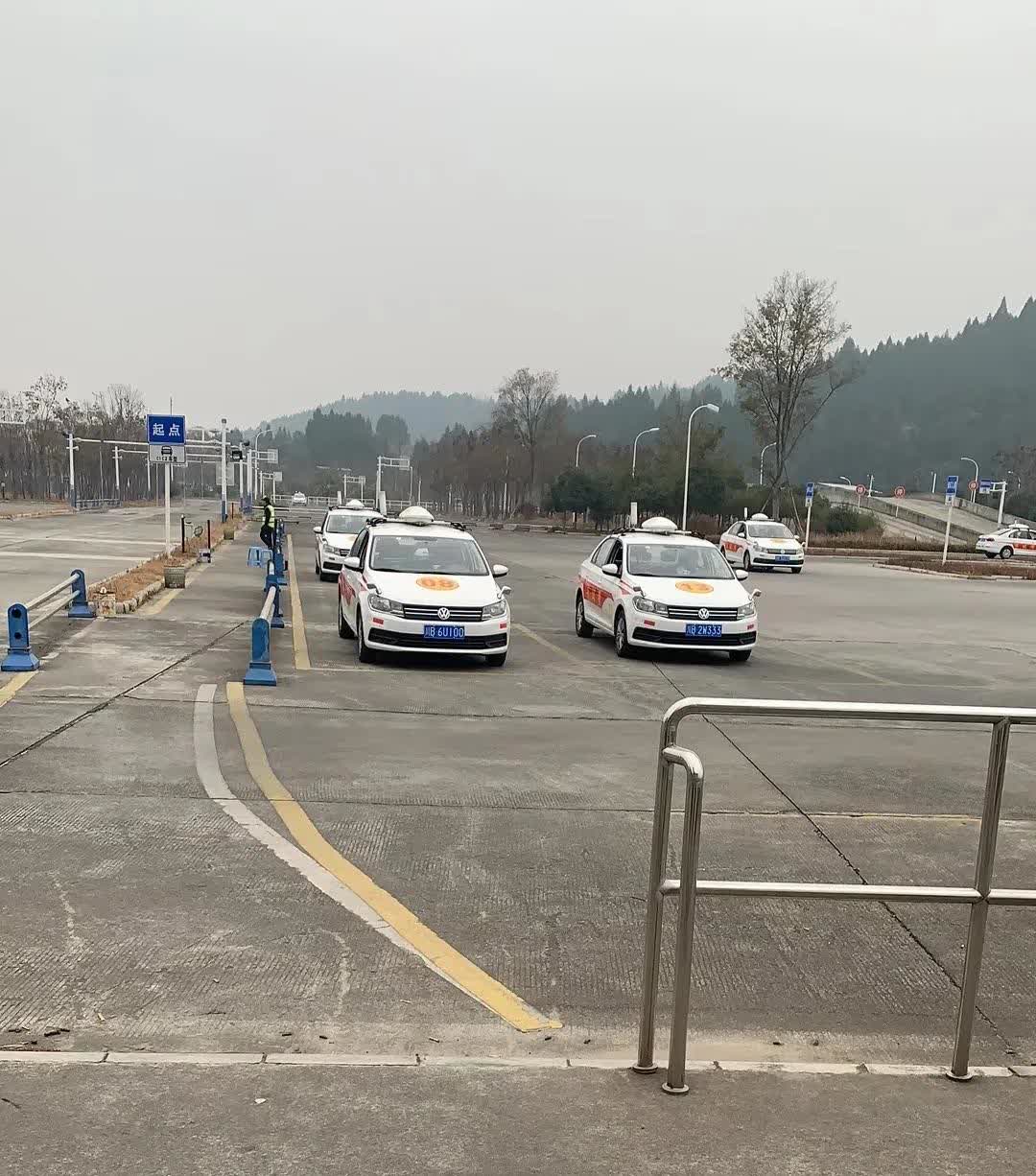 真没想到现在教练居然这么劝学员！我朋友学驾照，科目二考了三次都没过。最近一次练车