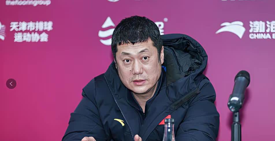 中国排协这下尴尬到家了吧，日本女排3:2力克荷兰，闯进四强。

两个月以前，