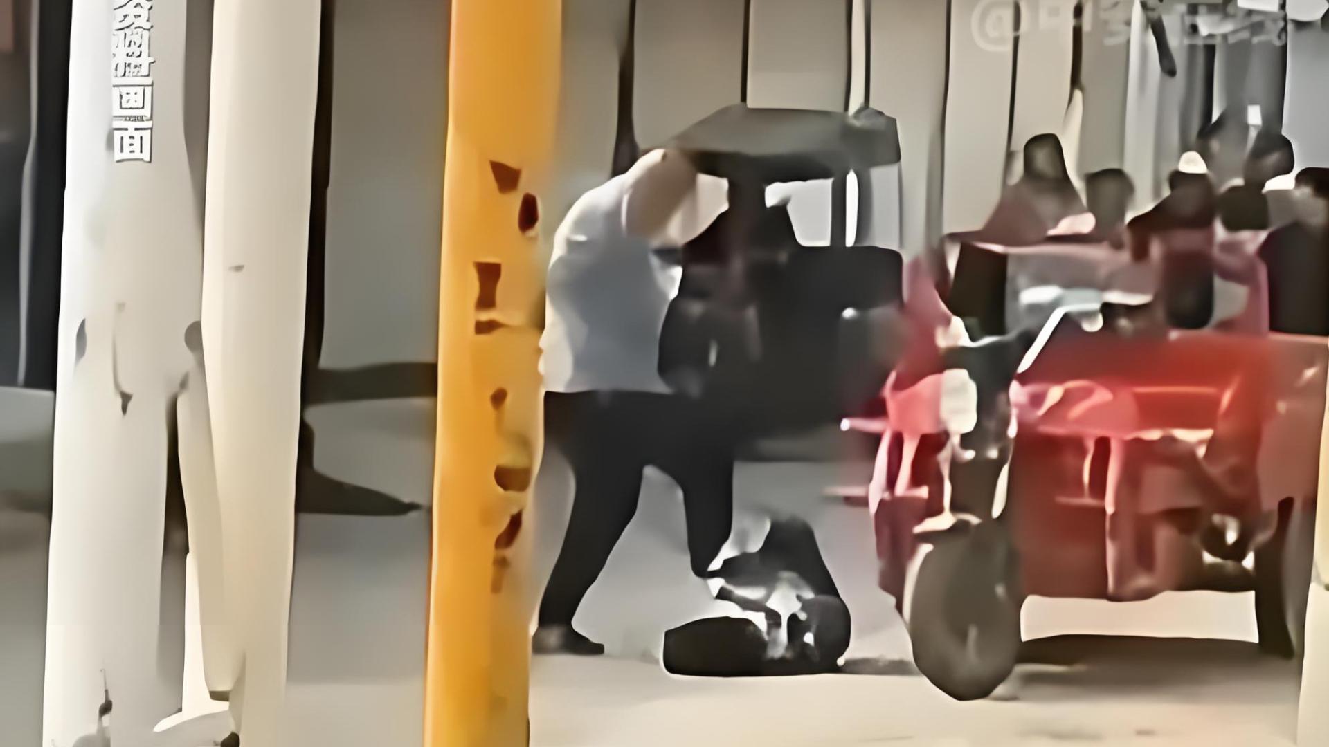 西安一男子因家庭琐事，当街踢打妻子，目击者报警并阻止男子逃离