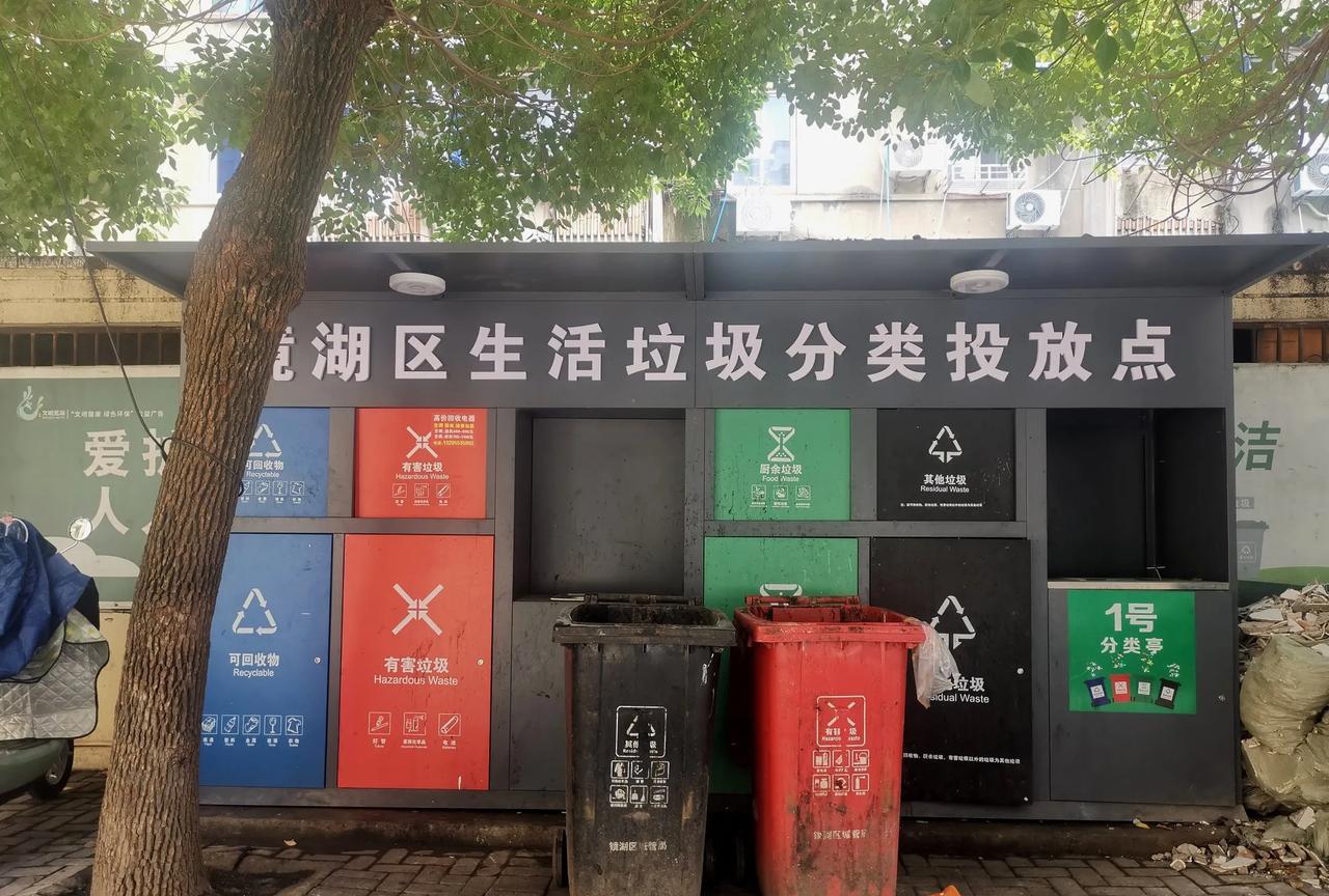 你们那里垃圾分类还在做吗？
许多地方前几年强制搞得垃圾分类，如今成了垃圾。
许多