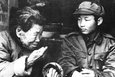 1943年，山东哑妇用乳汁救活了八路军庄新民，42年后，庄新民离休后去看望救命恩