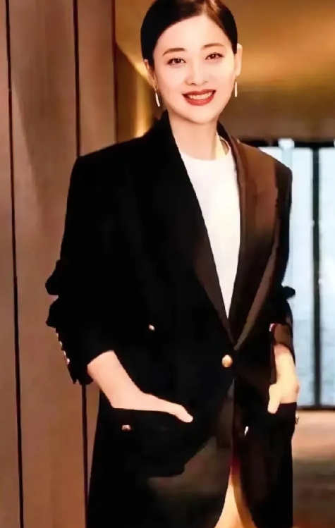 梅婷的黑色西装搭配亮色裤子，都市女郎的完美演绎！