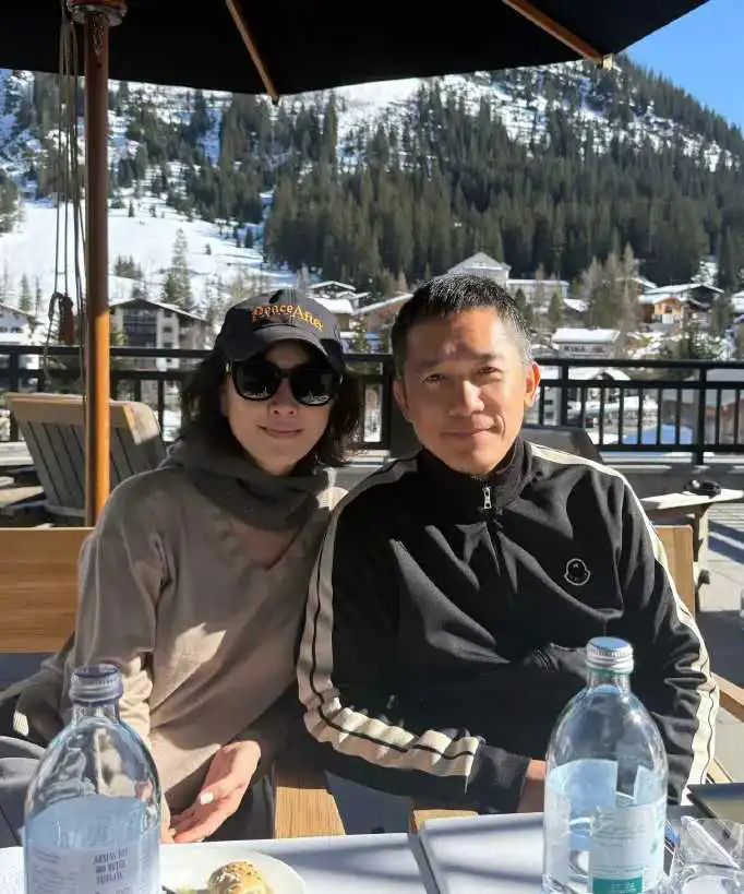 刘嘉玲挺漂亮，梁朝伟有点沧桑感

