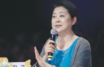 当年，《等着我》的导演邀请倪萍去主持，倪萍看了看身材臃肿的自己，想要拒绝，让小倩