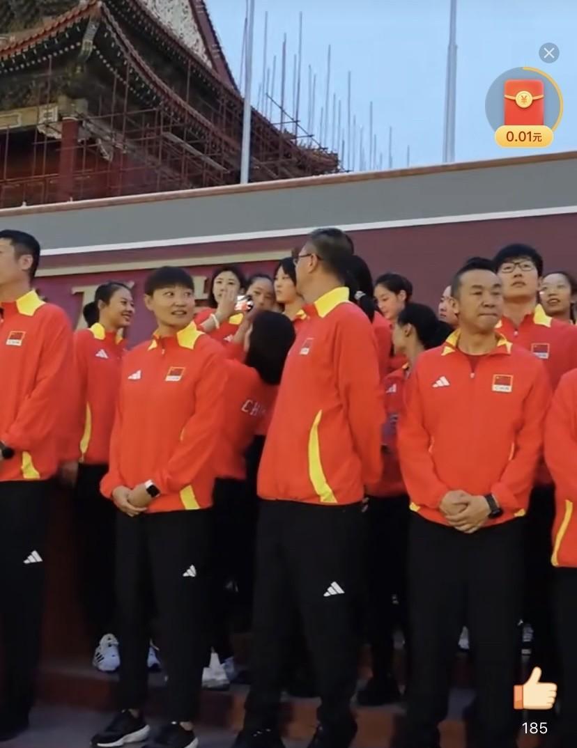 中国女排发布了最新动态，原来她们都去看升旗仪式了！但是从视频来看，副攻陈厚羽并没