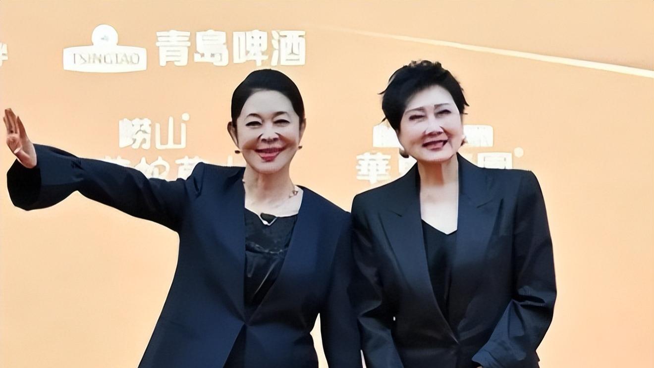 昔日情敌“尴尬”会面，同场活动撞造型，倪萍和陈红状态大不同