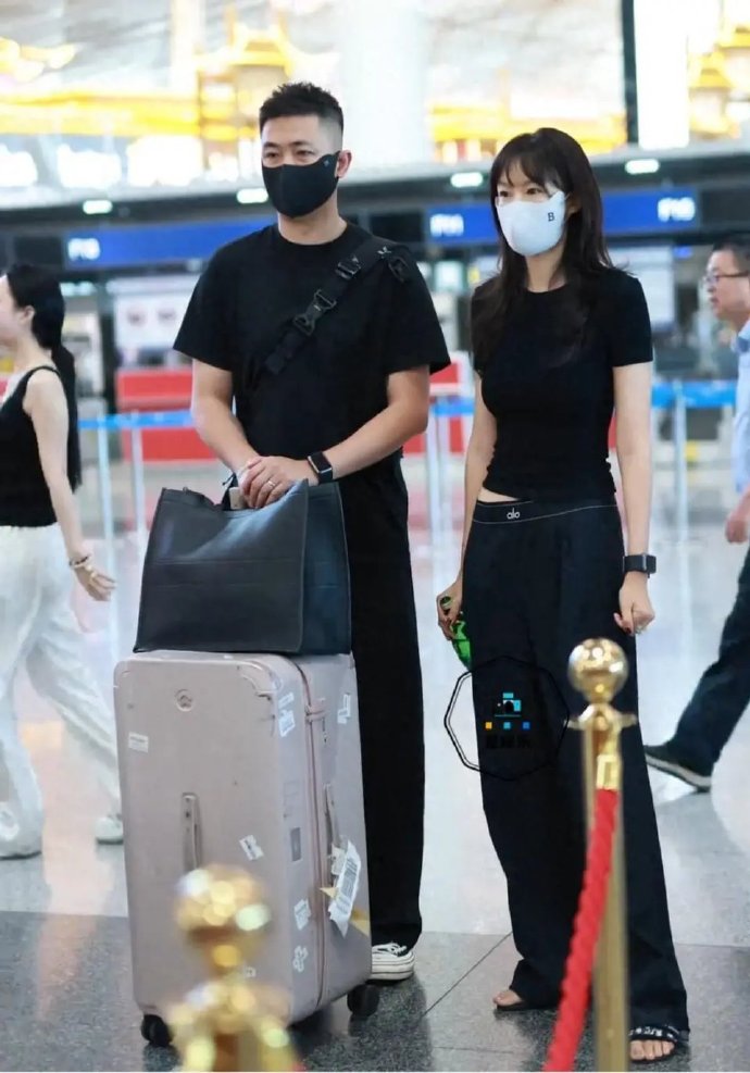 1米77李艾和1米88老公走机场，一个时髦一个有型，越看越登对！