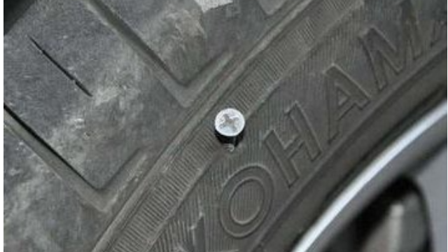 轮胎扎了大钉子，拔还是不拔？