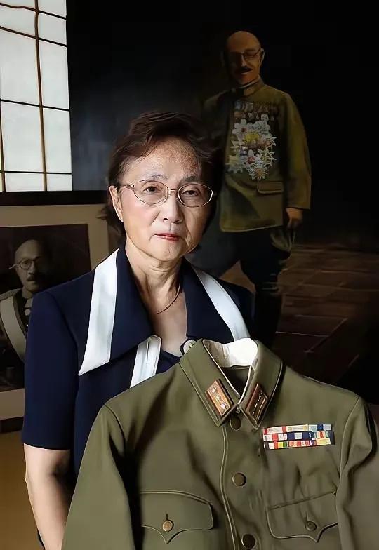 照片中的这个日本女人叫东条由布子，她手里捧着一套旧式日本军服。 而这套军服属于她