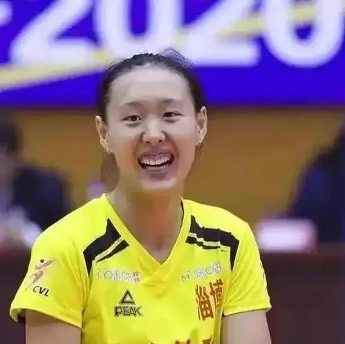 杨涵玉一上场，就被上海女排紧紧盯住！有深意呀~~~
从比赛看，上海女排对杨涵玉进