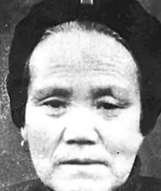 1944年，一个寡母把一团棉花塞进7岁儿子的嘴里。又用力地捂着儿子的嘴巴，直到孩