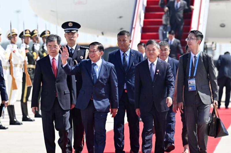 谁也没想到，阅兵都结束了，外国政要们一个接一个离场，缅甸那个穿着军装的代总统却还