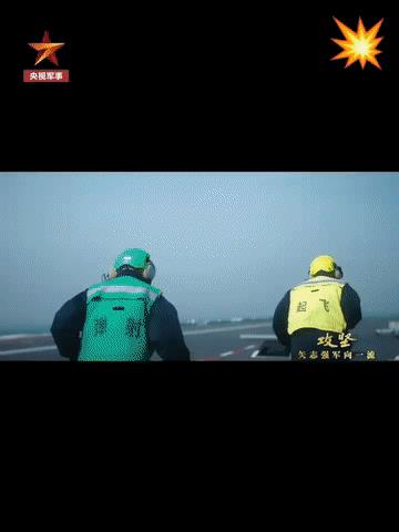 “2号位允许起飞！”福建号上甲板上，飞行甲板异物排查，J15T调度到2号位准备弹