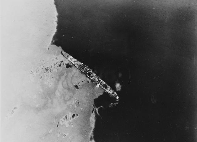 日本轻巡洋舰矢矧号在冲绳战役中沉没。
1945 年 4 月 7 日中午 12 时