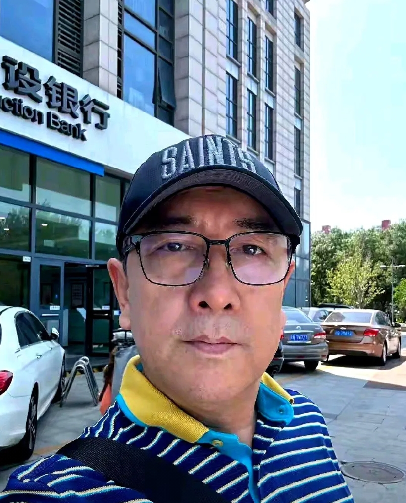 最近央视老牌主持人水均益突然被送上热搜！

起因是62岁的他被爆出举家移民加拿大