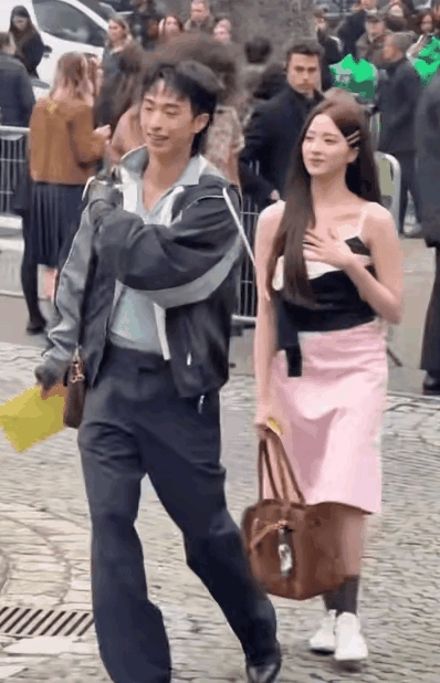 如果伊能静儿子只是喜欢穿女装平时很妖娆，我认为没问题，因为他也没妨碍别人没伤害别