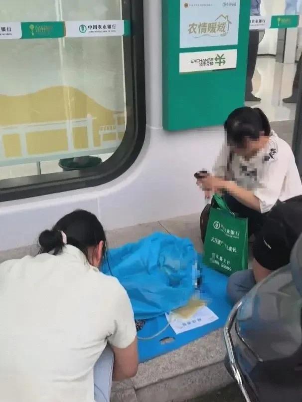 “代取款要本人到场？” 多家银行最新回应：有密码代取款不需要本人前往！
其姑妈因