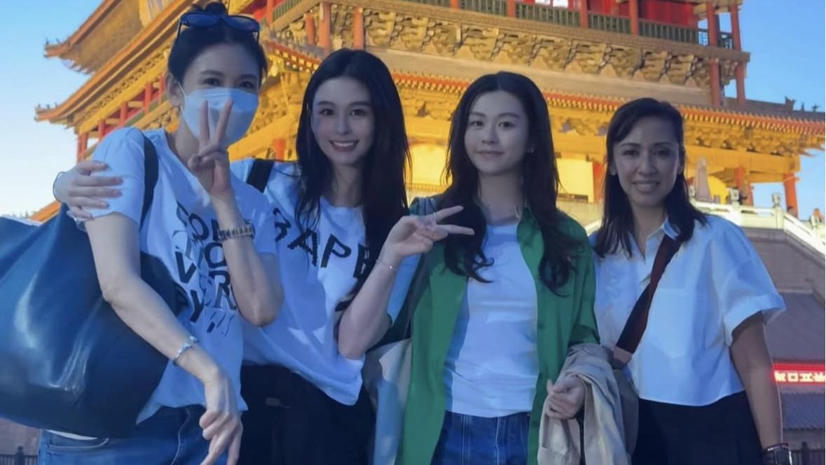 邱淑贞母女仨游西安古城，56岁妈妈戴口罩靓过女儿，沈日颜值逆袭