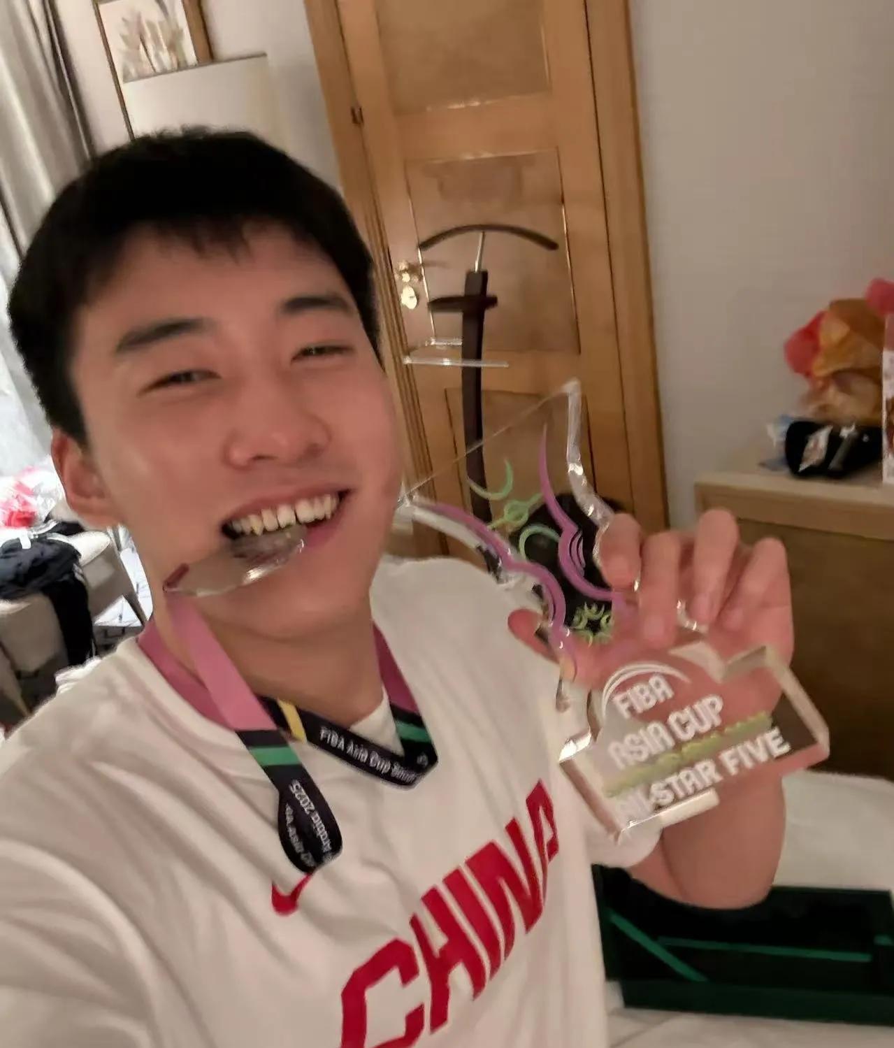 20岁“最强暑假工”王俊杰的笑容是这么得干净、清澈！
8月20日，国家男篮队员王