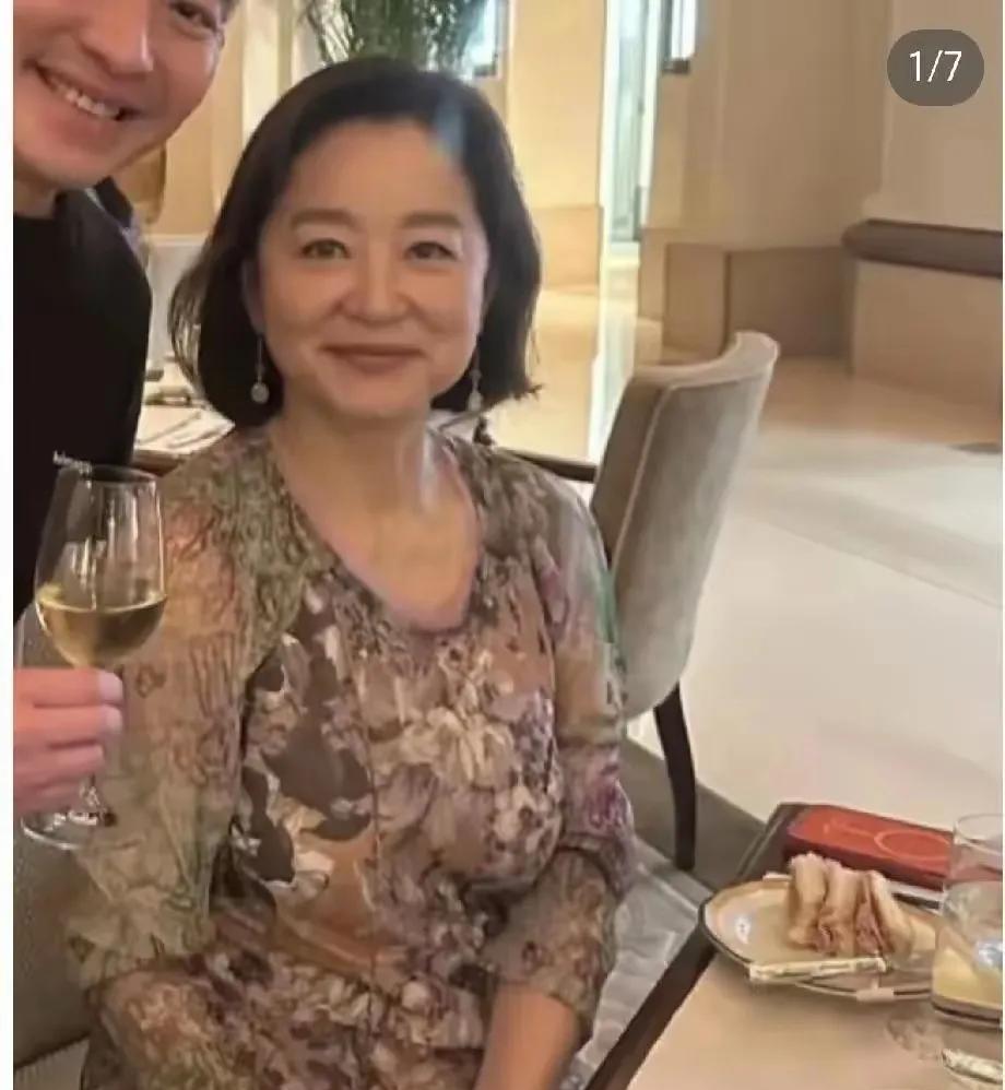林青霞老了依然端庄优雅，美丽大方！浑身散发着迷人的气质，给人一种独特的美！
绝代